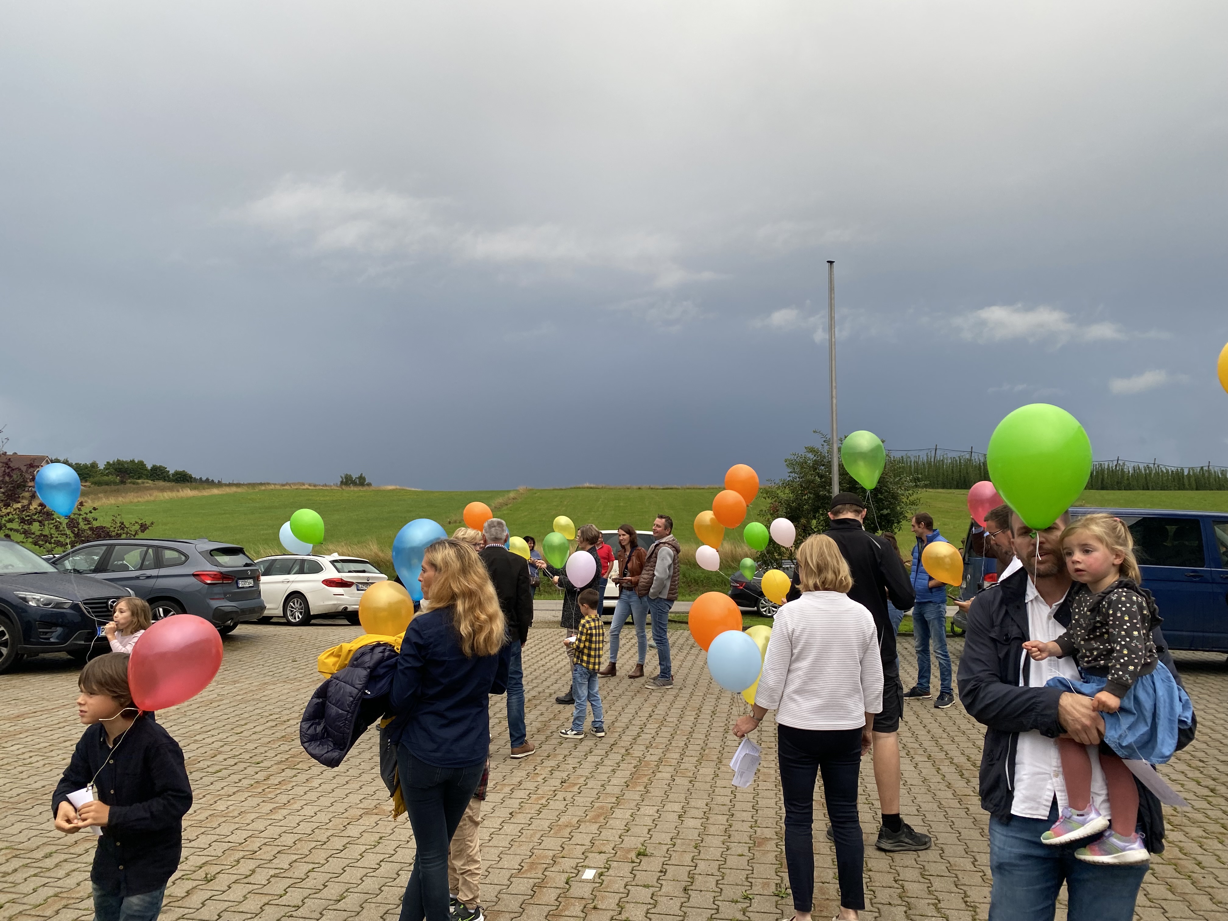 Pfarrfest Osterwaal 2025 Luftballons Start